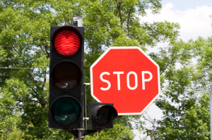 Rote Ampel mit Stoppschild