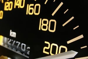 Der TRAFFIPAX TraffiStar S 540 misst die Geschwindigkeit von herannahenden Fahrzeugen.