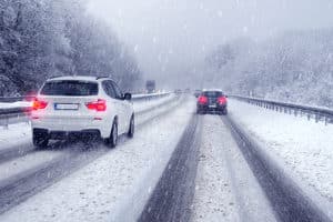 Wetterabhängiger Reifenwechsel: Sommerreifen am Auto sind bei Eis oder Schnee auf den Straßen nicht mehr erlaubt.