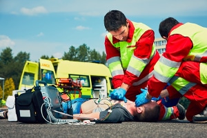 Das richtige Verhalten bei einem Unfall beinhaltet unter anderem das Leisten von Erster Hilfe. 