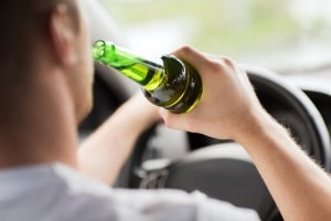 Ein Beispiel für eine Straftat im Straßenverkehr ist die Trunkenheitsfahrt.