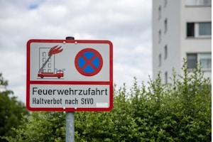 Verkehrszeichen Nr. 283 mit Zusatz steht für das Halteverbot vor einer Feuerwehrzufahrt