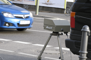 Wo darf innerorts geblitzt werden? Der Abstand zum Verkehrsschild ist ausschlaggebend.