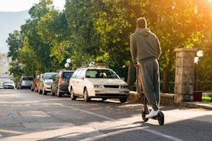 Für E-Scooter liegt die Promillegrenze in Deutschland bei 0,5 Promille.