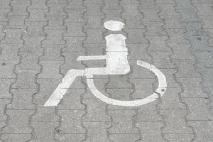Den Behindertenparkplatz kennzeichnet das Piktogramm eines Rollstuhlfahrers.
