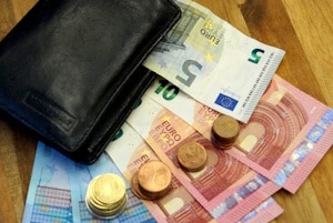 In der Regel zieht das Parken auf Radwegen ein Bußgeld nach sich.