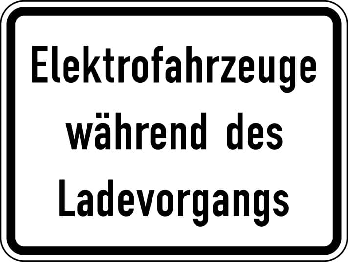 Ein E-Parkplatz kann durch das VZ 1050-32 ausgewiesen sein.