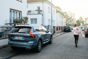 In einer "unechten Spielstraße" ist das Parken gegen die Fahrtrichtung erlaubt.